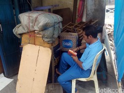 Menanti Pembeli Sambil Baca Alquran di Bulan Ramadan