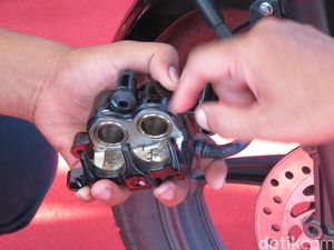 Solusi Rem Motor Berdecit yang Biasa Muncul Kala Musim Hujan Solusi Rem Motor Berdecit yang Biasa Muncul Kala Musim Hujan