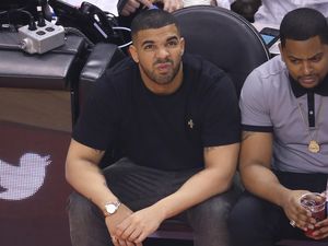 Drake Bantah Minta Fans Wanita Lepas Hijab Drake Bantah Minta Fans Wanita Lepas Hijab