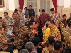 Saat Rekan Menteri Beri Ucapan Selamat ke Menteri Sudirman yang Baru Nikah Saat Rekan Menteri Beri Ucapan Selamat ke Menteri Sudirman yang Baru Nikah