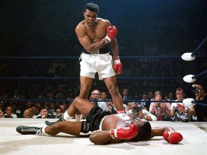 Foto Ikonik Muhammad Ali vs Sonny Liston: Bangun dan Bertarunglah! Foto Ikonik Muhammad Ali vs Sonny Liston: Bangun dan Bertarunglah!