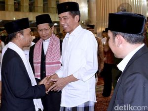 Presiden Jokowi Sumbang Uang untuk Ibu Warteg di Serang Presiden Jokowi Sumbang Uang untuk Ibu Warteg di Serang