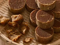Ini Perbedaan Brown Sugar dan Gula Aren, Sering Ada di Minuman Kekinian