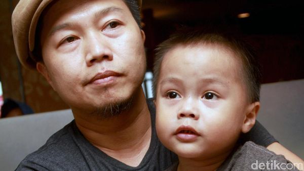 Kebersamaan Shandy Sondoro dan Putranya