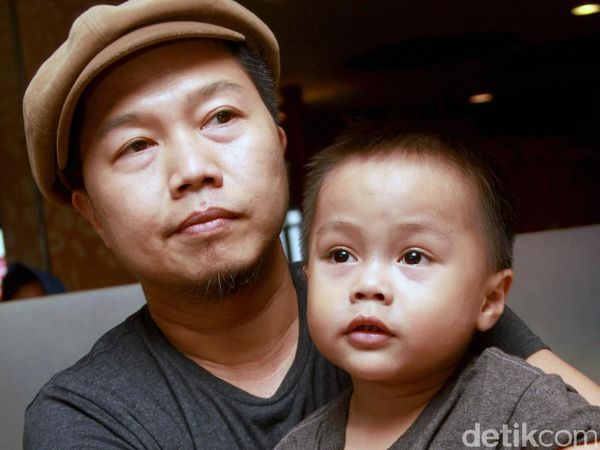 Kebersamaan Shandy Sondoro dan Putranya