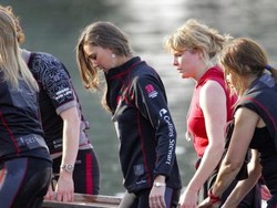 Meski Nyaman Dikenakan, Ini Dampak Buruknya Pakai Sepatu Karet Setiap Hari