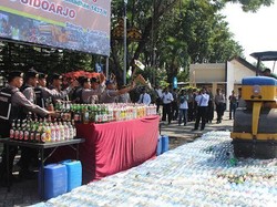 Awal Puasa, Polres Sidoarjo Musnahkan 6.015 Botol Miras