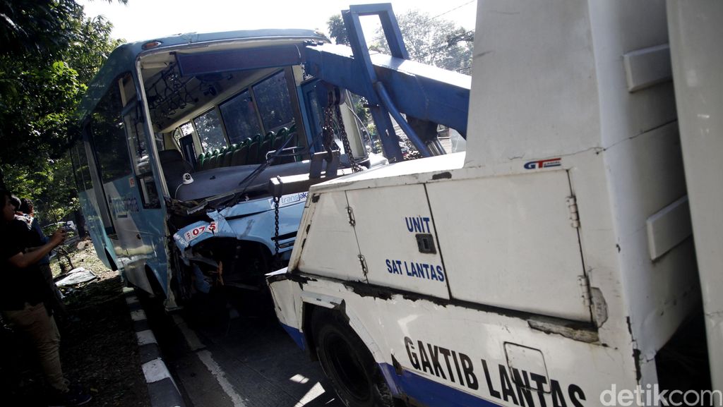 Bus Feeder TransJ yang Terguling Berhasil Dievakuasi Bus Feeder TransJ yang Terguling Berhasil Dievakuasi