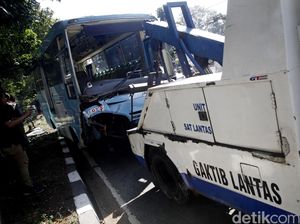 Bus Feeder TransJ yang Terguling Berhasil Dievakuasi