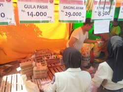 Pasar Jaya Gelar Operasi Pasar Sembako Murah, Daging Hingga Gula Laris Manis