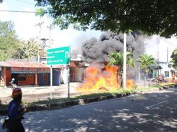 Toko Isi Ulang Tiner Terbakar, Satu Orang Tewas dan Satu Petugas Luka
