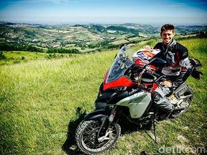 Casey Stoner Kesengsem Ducati Multistrada 1200 Enduro