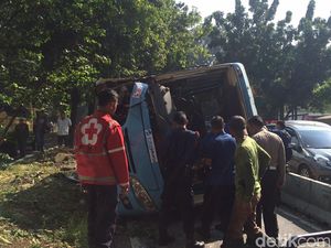 Bus Feeder TransJ Kecelakaan, Lalin di Jl Warung Buncit Raya Macet
