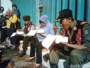 Risma Sahur Bersama TNI, Polri dan Satpol PP yang Sedang Tugas Jaga Pasar