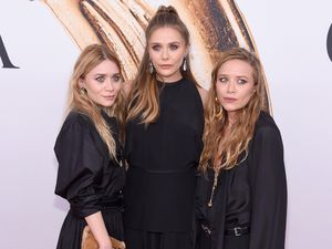 Mary-kate, Ashley & Elizabeth Olsen Bergaun Serba Hitam Untuk CFDA Awards Mary-kate, Ashley & Elizabeth Olsen Bergaun Serba Hitam Untuk CFDA Awards