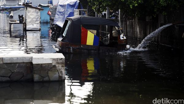 Banjir Rob Masih Menggenangi Muara Baru
