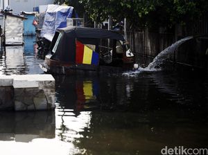 Banjir Rob Masih Menggenangi Muara Baru