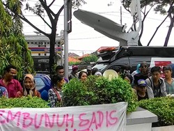 Sidang Kasus Pembunuhan Eno, Warga Demo Minta Terdakwa RAL Dihukum Mati