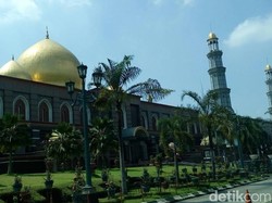 Melihat Aktivitas Ramadan di Masjid Kubah Emas di Depok