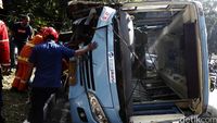 Bus Feeder TransJ Terguling di Warung Buncit