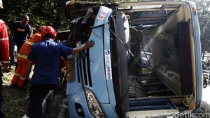 Bus Feeder TransJ Terguling di Warung Buncit