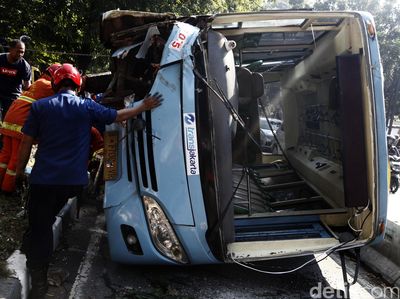 Bus Feeder TransJ Terguling di Warung Buncit