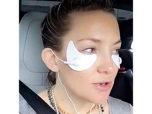 Perawatan Kecantikan Aneh Kate Hudson, Pakai Masker Sengatan Listrik