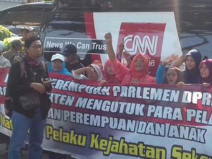 Sidang Perdana Tersangka RAL Pembunuh Eno Diwarnai Aksi Demo