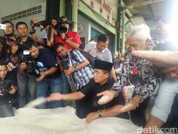 Usai Cek Gudang Bulog, Akom Blusukan di Pasar Induk Beras Cipinang