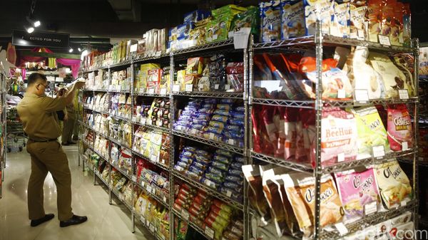 Petugas Gabungan Sidak Makanan di Swalayan Modern
