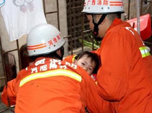 Ditinggal Sendiri di Rumah, Balita China Nyaris Jatuh dari Balkon Lantai 2 Ditinggal Sendiri di Rumah, Balita China Nyaris Jatuh dari Balkon Lantai 2