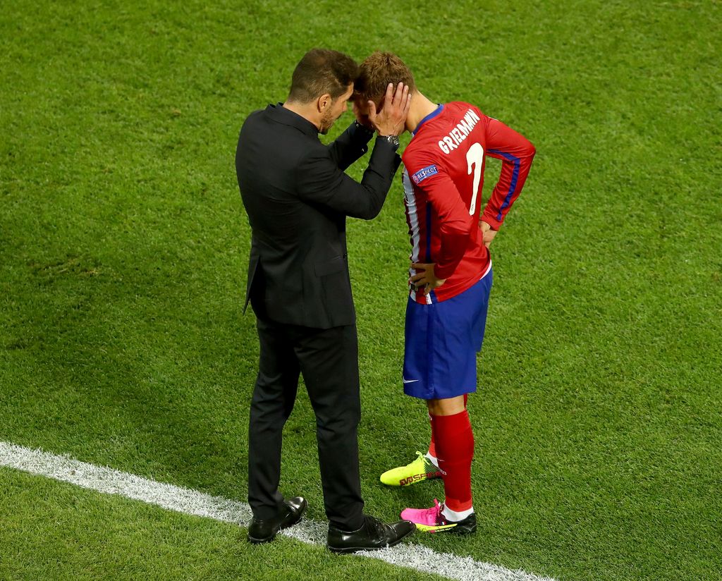 MILAN, ITALY - MAY 28: Antoine Griezmann of Atletico Madrid speaks to head coach Diego Simeone during the UEFA Champions League Final match between Real Madrid and Club Atletico de Madrid at Stadio Giuseppe Meazza on May 28, 2016 in Milan, Italy.  (Photo by Dean Mouhtaropoulos/Getty Images)