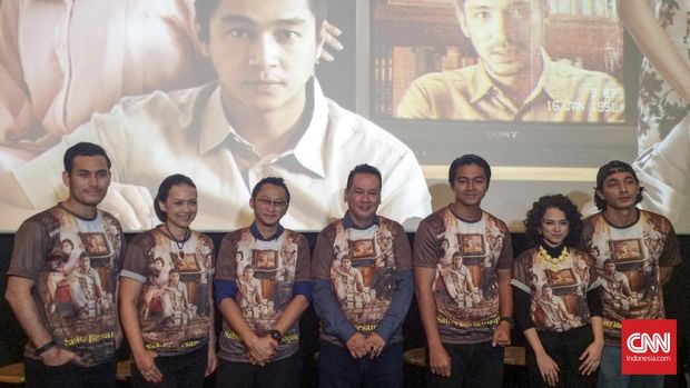 Pemain film dan penulis novel Sabtu Bersama Bapak saat konferensi pers di CGV Blitz, Grand Indonesia, Jakarta, pada Selasa (7/6). (CNN Indonesia/Munaya Nasiri)