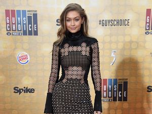 Gigi Hadid Senang Pakai Baju Berisiko Saat Tampil di Karpet Merah
