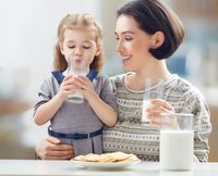 Anak minum susu