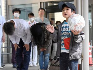 Keluar dari Rumah Sakit, Bocah Yamato Ceria Melambaikan Tangan