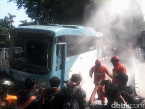 Petugas Bongkar Separator untuk Evakuasi Bus Feeder TransJ yang Terguling