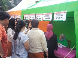 Sediakan Sembako Murah, Pasar Ini Dipadati Warga