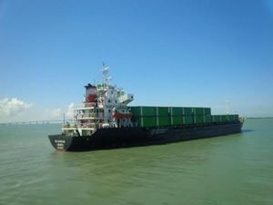 Kapal TNI AL Hentikan Kapal Bermuatan Kayu Jati Diduga Ilegal Kapal TNI AL Hentikan Kapal Bermuatan Kayu Jati Diduga Ilegal