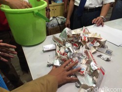 Usai Sidak, Polres Jaksel Musnahkan Cokelat Kedaluarsa di Gelael