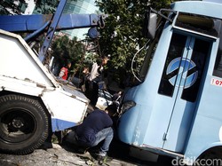 Tak Konsentrasi, Sopir Feeder TransJ yang Terguling Dijerat UU Lalu Lintas