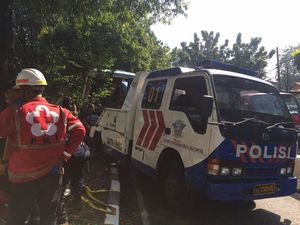 Evakuasi Selesai, Bus Feeder yang Terguling di Buncit Dibawa ke Polres Jaksel