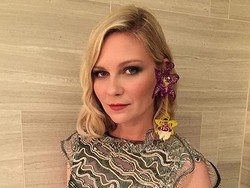 Kirsten Dunst Pakai Bunga Anggrek Segar Sebagai Anting di CFDA Awards