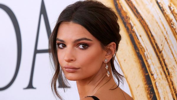 Emily Ratajkowski Curi Perhatian di Red Carpet