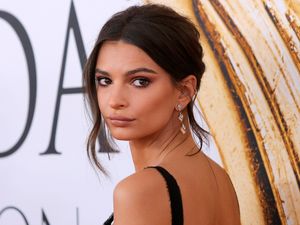 Emily Ratajkowski Curi Perhatian di Red Carpet