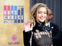Tampil dengan Rambut Keriting Ala 80-an, Gigi Hadid Hampir Tak Dikenali