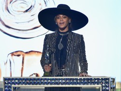 Gaya Beyonce Pakai Perhiasan Berlian Rp 119 M Saat Terima Fashion Icon Award