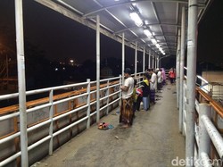 Di Kawasan Pasar Gembrong, Jembatan Penyeberangan Orang Ikut Dipakai untuk Tarawih
