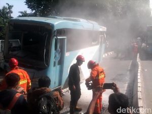 Pemadam Kebakaran Padamkan Percikan Api dari Feeder TransJ yang Terguling di Buncit