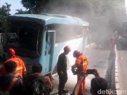 Pemadam Kebakaran Padamkan Percikan Api dari Feeder TransJ yang Terguling di Buncit